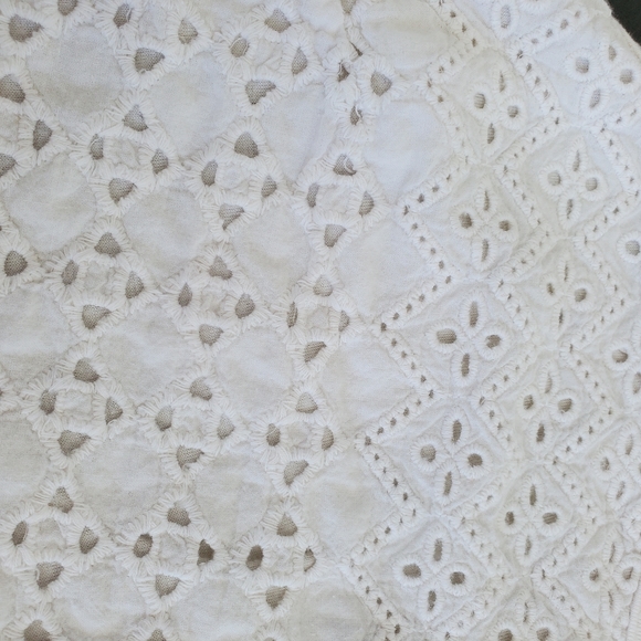 Solitaire small off-white cotton sleeveless top wit floral embroidery - Picture 8 of 10